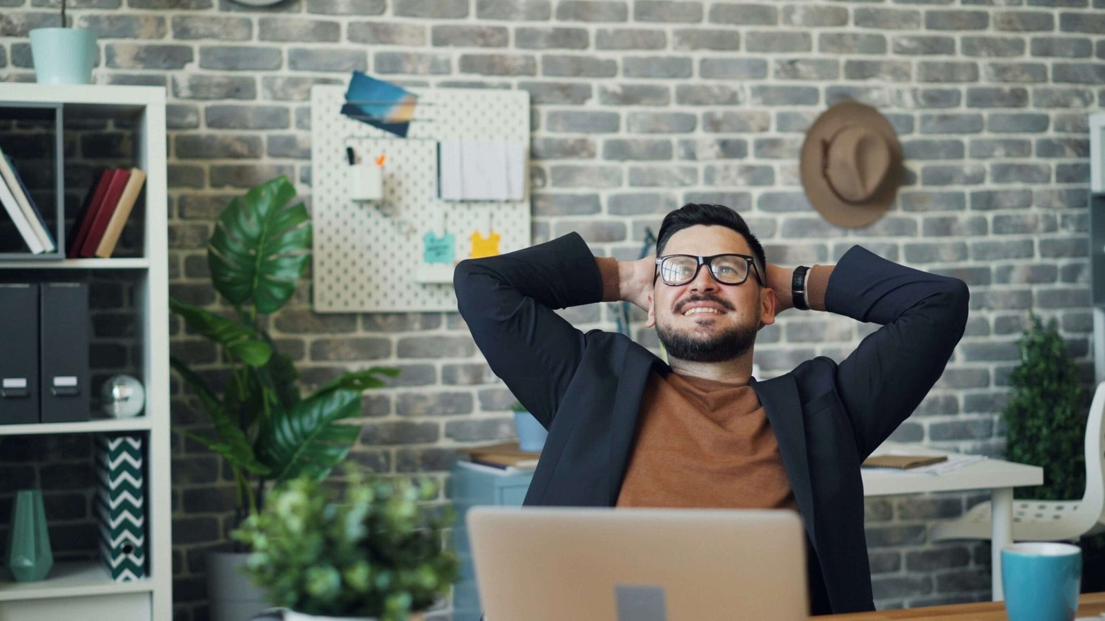 Mann am Arbeitsplatz, der in einem modernen Büro arbeitet, symbolisiert die Wirkung einer erf.olgreichen Employer Branding Strategie auf das Arbeitsumfeld