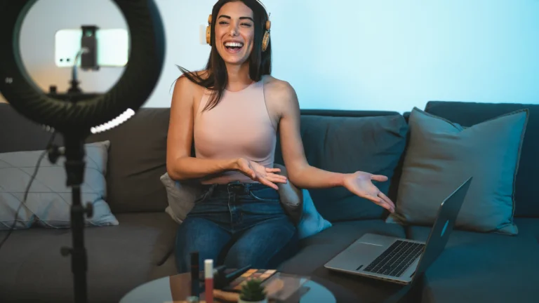 Eine Frau erstellt zuhause Social Media Inhalte mit geringem Employer Branding Budget.