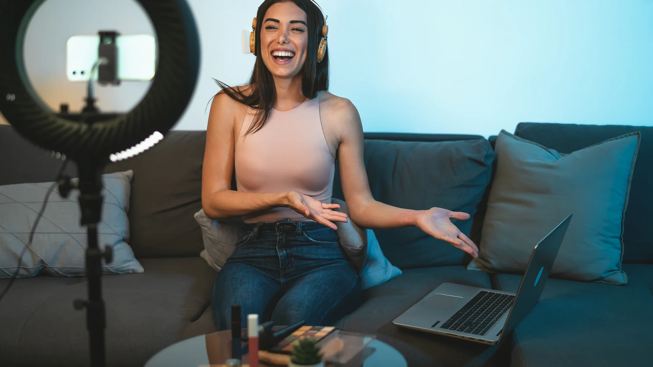 Eine Frau erstellt zuhause Social Media Inhalte mit geringem Employer Branding Budget.